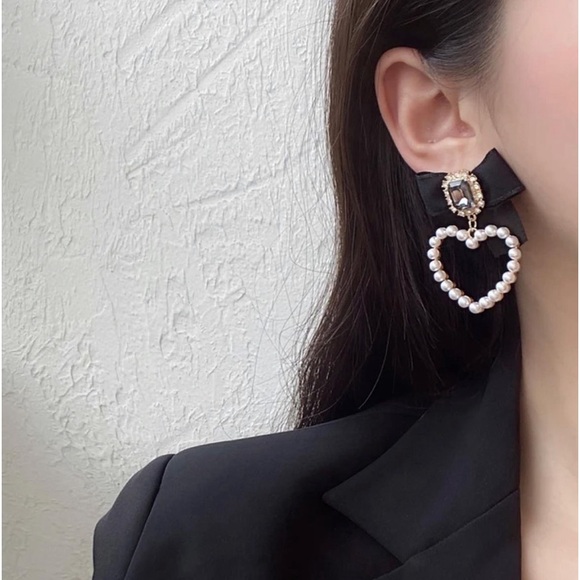 Brand new classy earrings🎀 - Picture 2 of 2